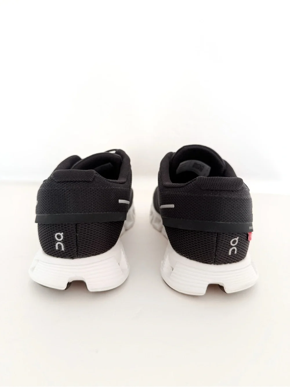 ON RUNNING BLACK WHITE CLOUD 5 ELASTIC LACES SNEAKERS SHOES
